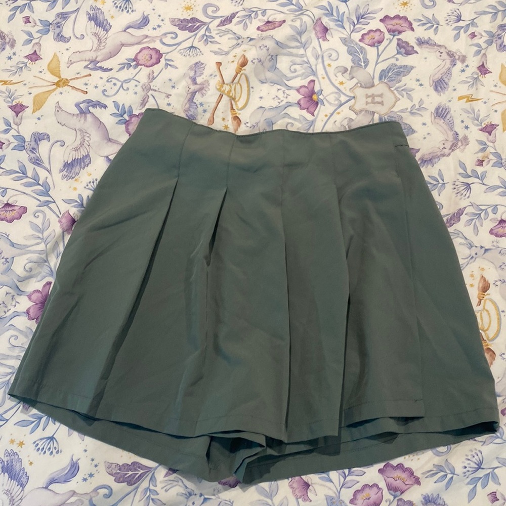 Great condition medium green squirt with shorts.